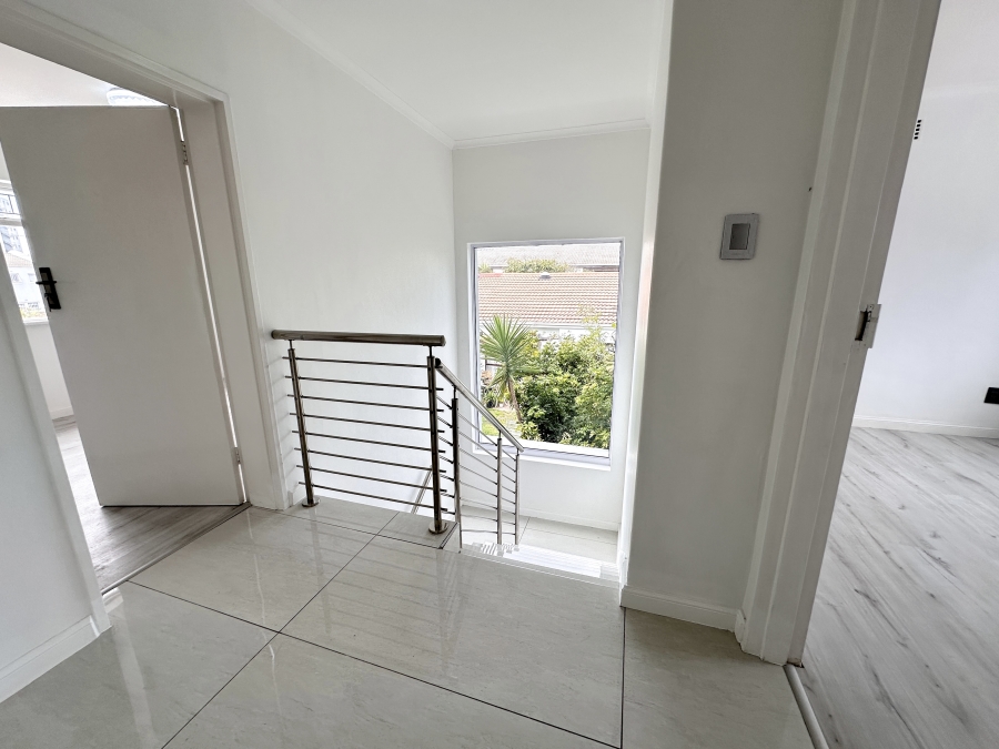 4 Bedroom Property for Sale in Bloubergrant Western Cape